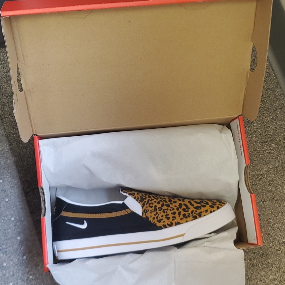 New in Box Women's Nike Court Legacy Slip-Ons - Picture 1 of 4